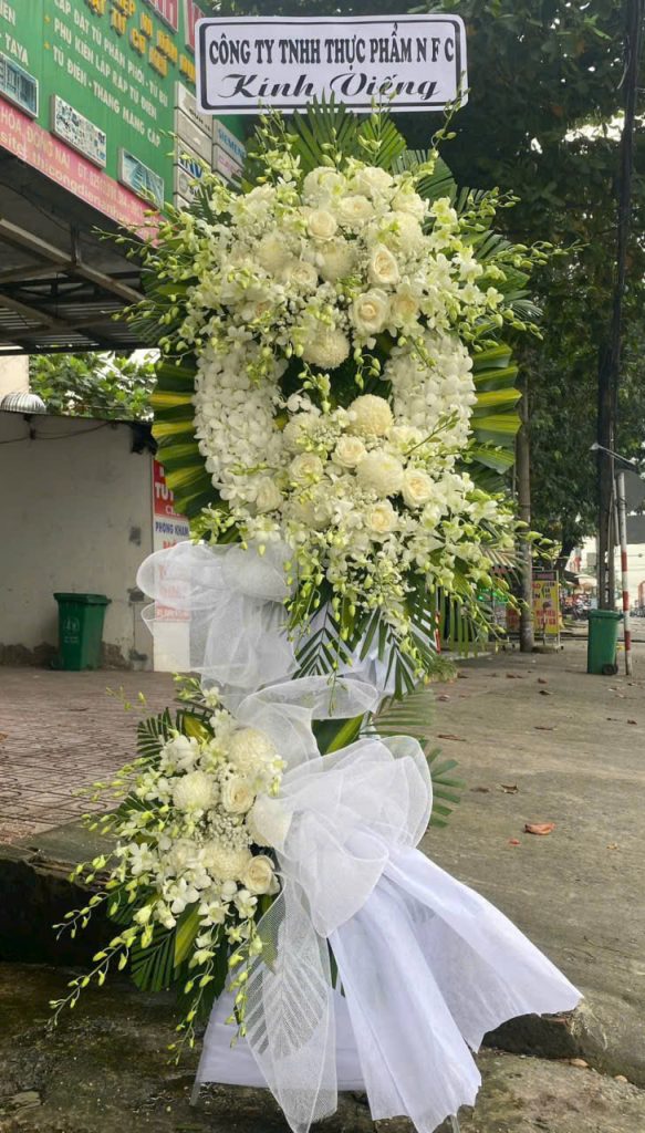 Vòng Hoa Đám Tang Trang Trọng ở Đông Hoà
